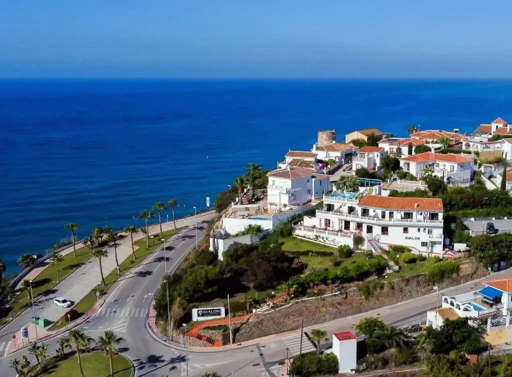 Vista aérea de Punta Lara con el Hostal Avalon sobre la carretera y el mar al fondo