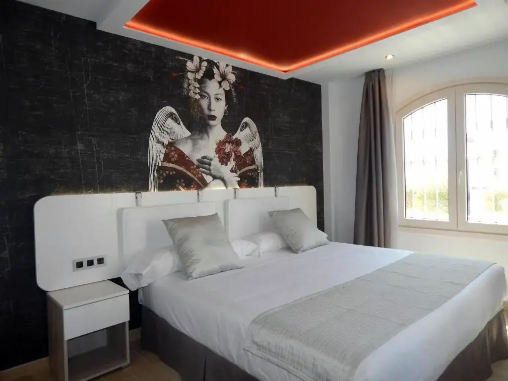 Habitación doble con mural de una geisha alada en la pared y techo con luz roja
