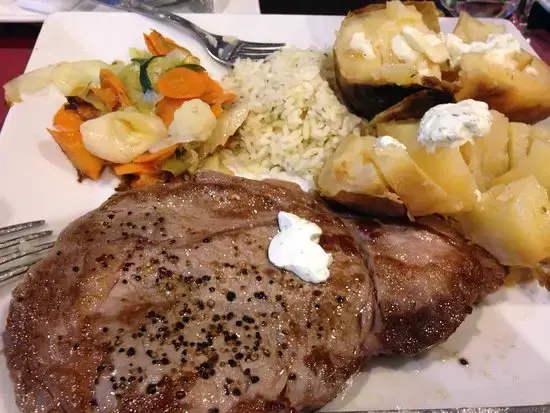 Filete de ternera a la plancha con mantequilla, patata asada, arroz y verduras