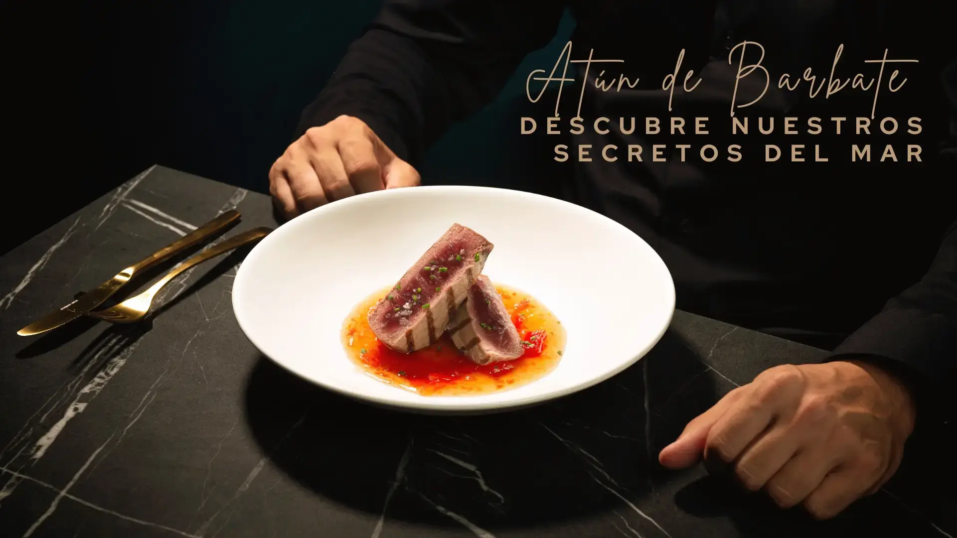 Atún de Barbate sellado sobre salsa roja en plato blanco, con el lema del restaurante