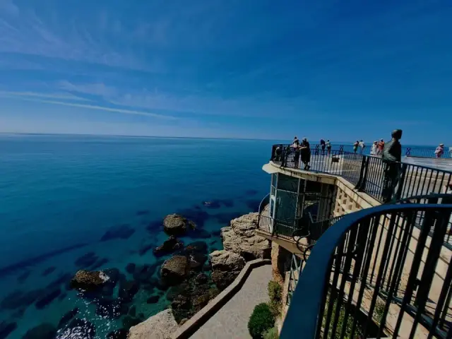 Visitantes en el mirador del Balcón de Europa sobre el mar