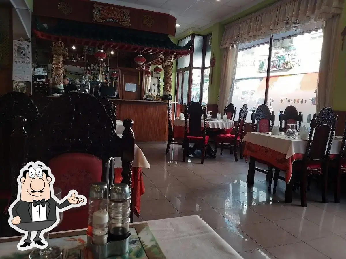 Sala con barra de estilo oriental, farolillos rojos y ventanales a la calle