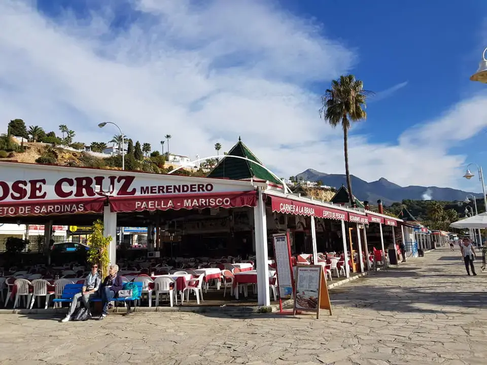 Fachada del merendero en el paseo de Burriana, con rótulos de espetos y paella de marisco