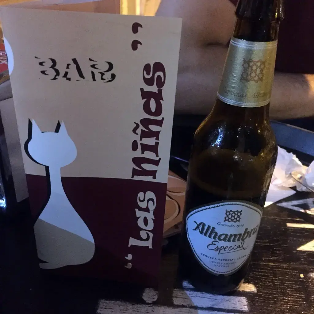 Carta de Bar Las Niñas con un gato dibujado junto a un botellín de cerveza Alhambra