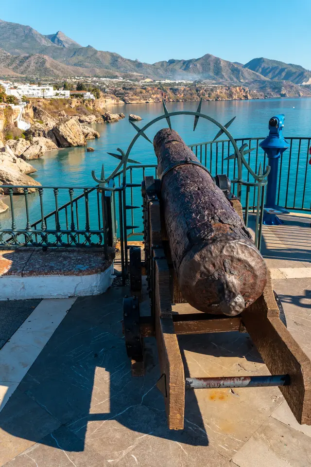 Cañón histórico en el Balcón de Europa con vistas a la costa de Nerja