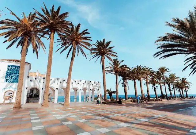 Paseo de palmeras del Balcón de Europa