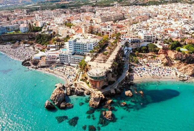 Vista aérea del Balcón de Europa y la playa de Calahonda