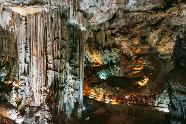Formaciones de estalactitas en una sala de la Cueva de Nerja