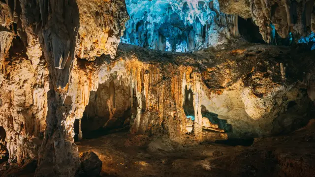 Techo de una sala de la Cueva de Nerja con estalactitas