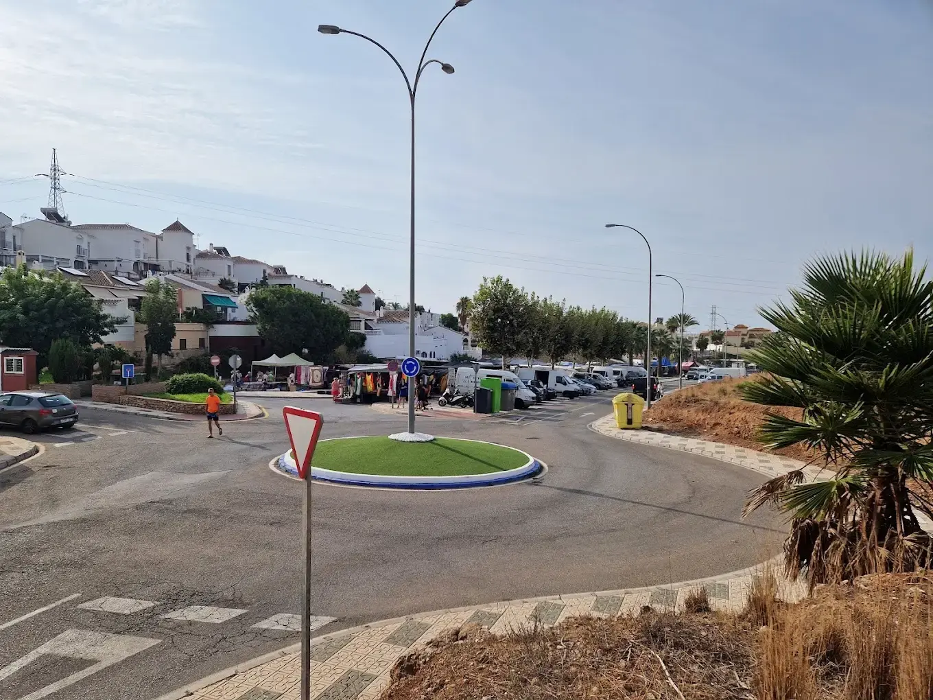 Rotonda y zona de aparcamiento junto a los primeros puestos del mercadillo de Nerja