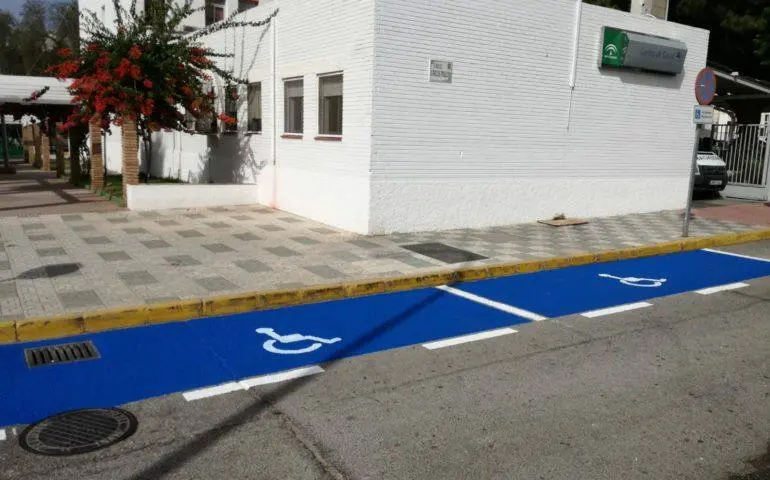 Plazas de aparcamiento para personas con movilidad reducida pintadas de azul frente al centro de salud