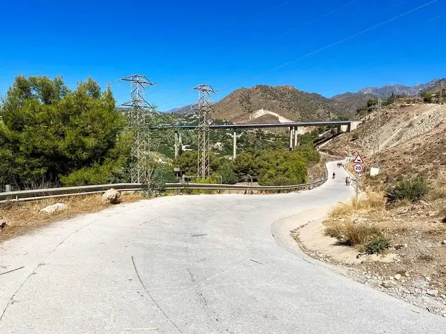 Camino desde el parking de la calle Mirto hacia el viaducto de la A-7