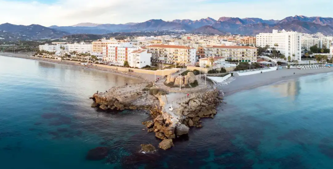 Vista aérea del litoral urbano de Nerja junto al Mirador de la Torrecilla