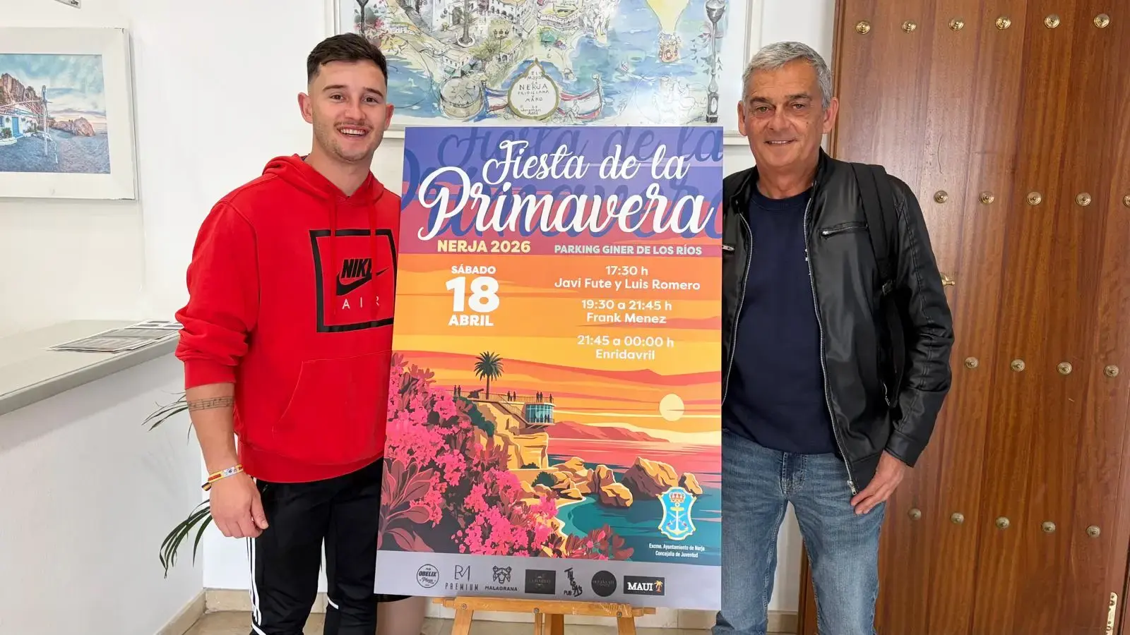 Presentación del cartel de la Fiesta de la Primavera 2026 sobre un atril, con dos personas