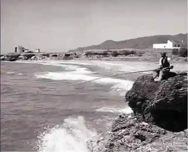 Foto antigua de la playa y la torre de la Torrecilla, Nerja