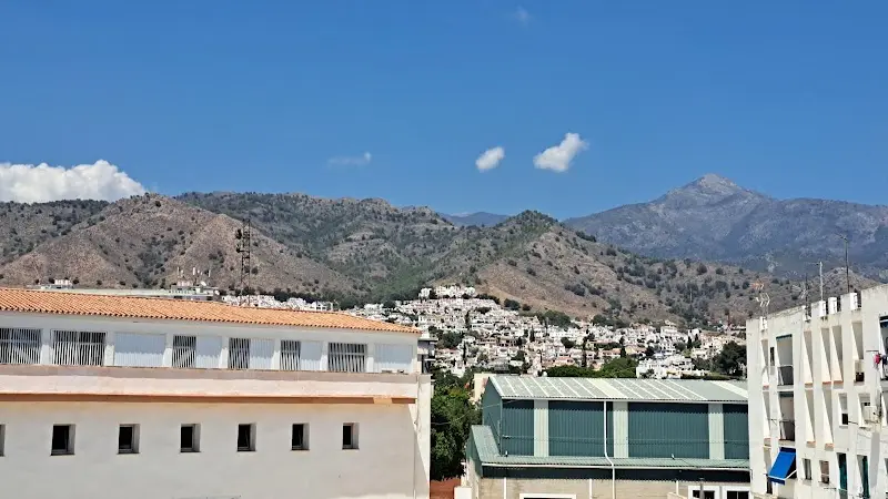 Vistas a las montañas y a las casas blancas de la ladera sobre los tejados de Nerja