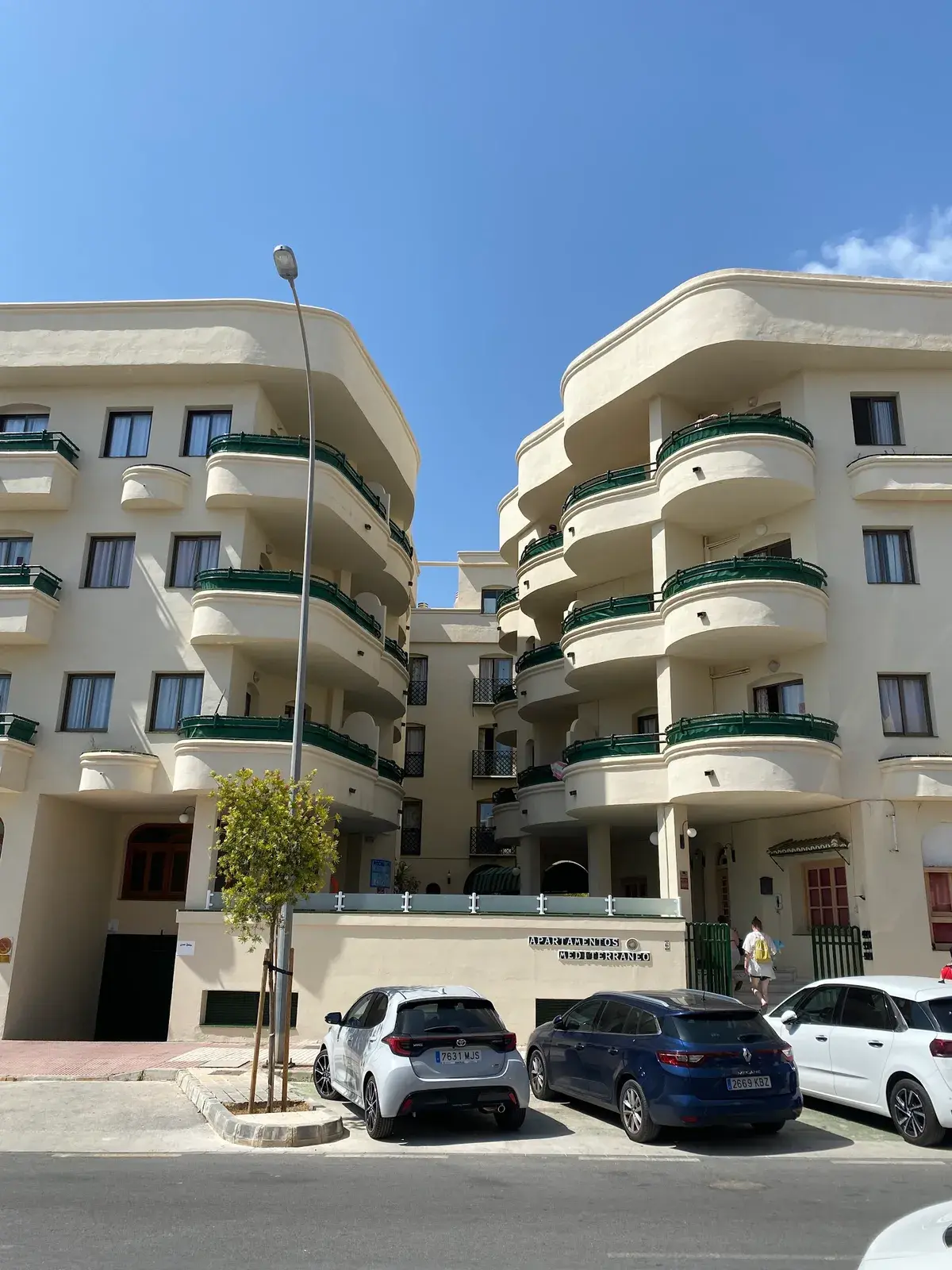 Edificio de Apartamentos Mediterraneo con balcones redondeados en la avenida