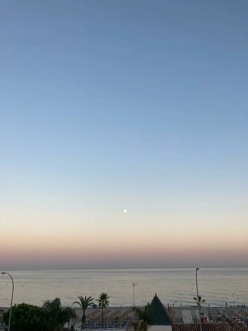 Luna sobre el mar al amanecer, vista desde lo alto de la playa de Burriana