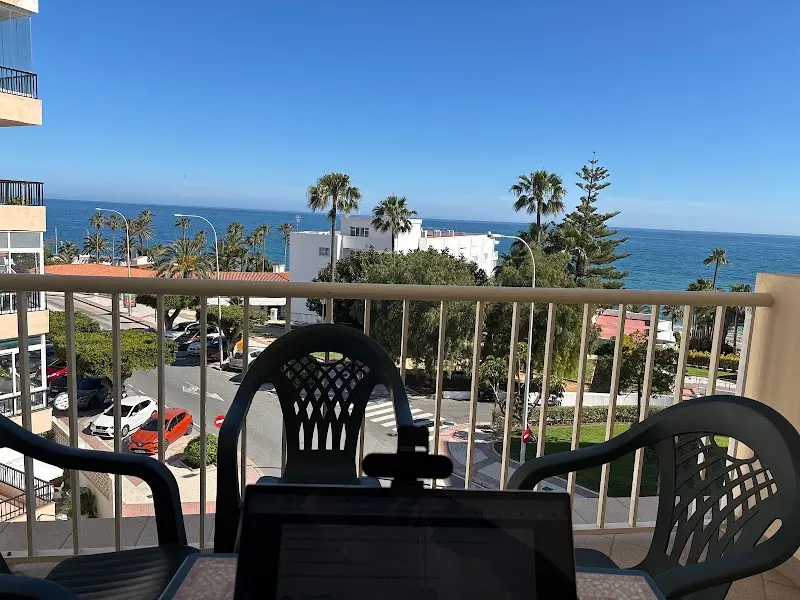 Vistas desde un balcón de Apartamentos Solset Nerja a la calle, los jardines y el mar
