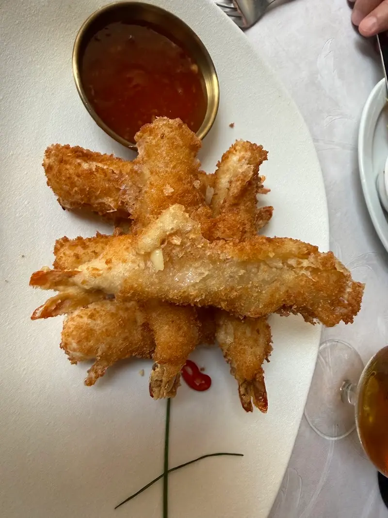 Langostinos rebozados en panko con un cuenco de salsa de chile dulce