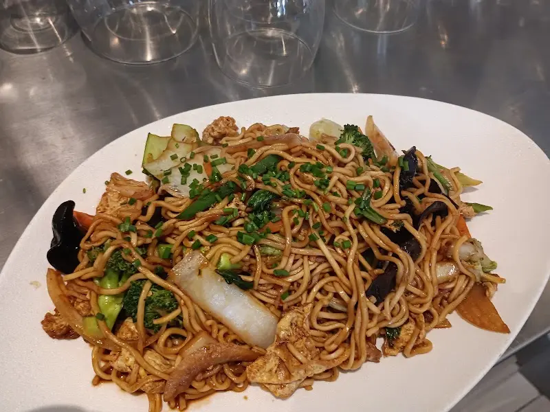 Fideos salteados con pollo, brócoli, setas negras y verduras en Asian Ben