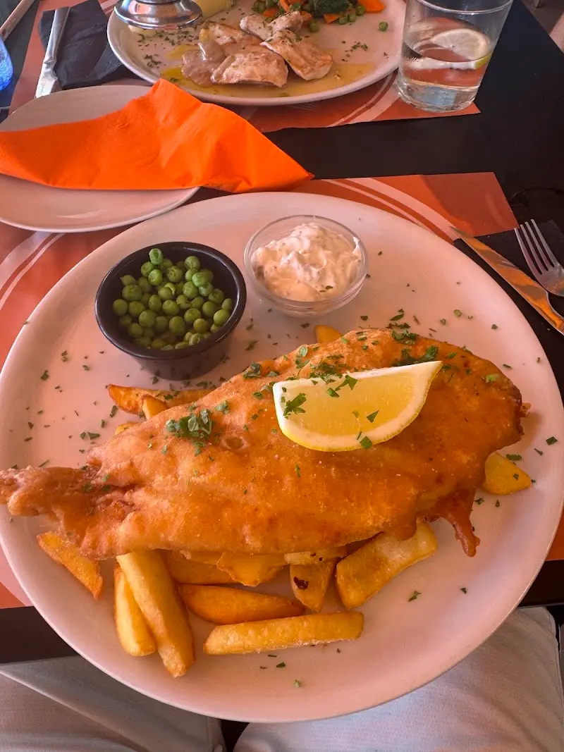 Fish and chips con guisantes y salsa tártara en Bakers Restaurant & Bar