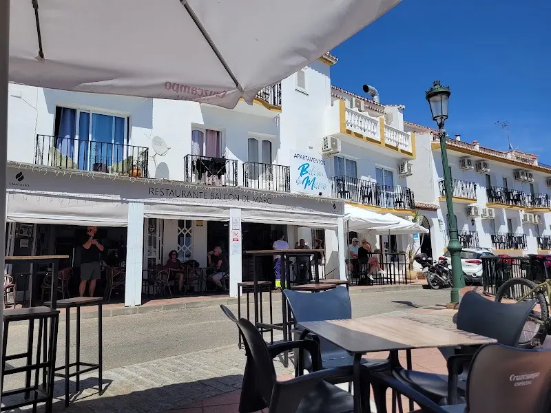 Fachada del restaurante Balcón de Maro con terraza en la calle bajo un cielo azul