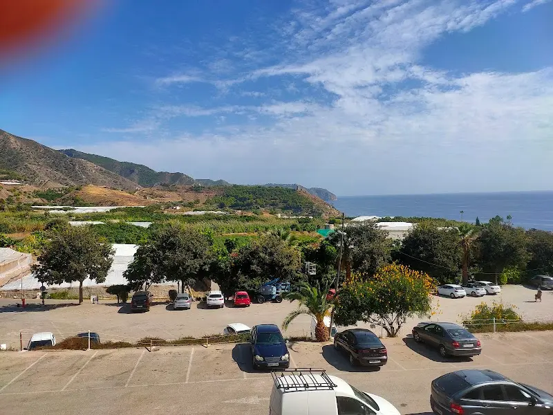 Vista desde lo alto del aparcamiento de Maro hacia la vega, la sierra y el Mediterráneo