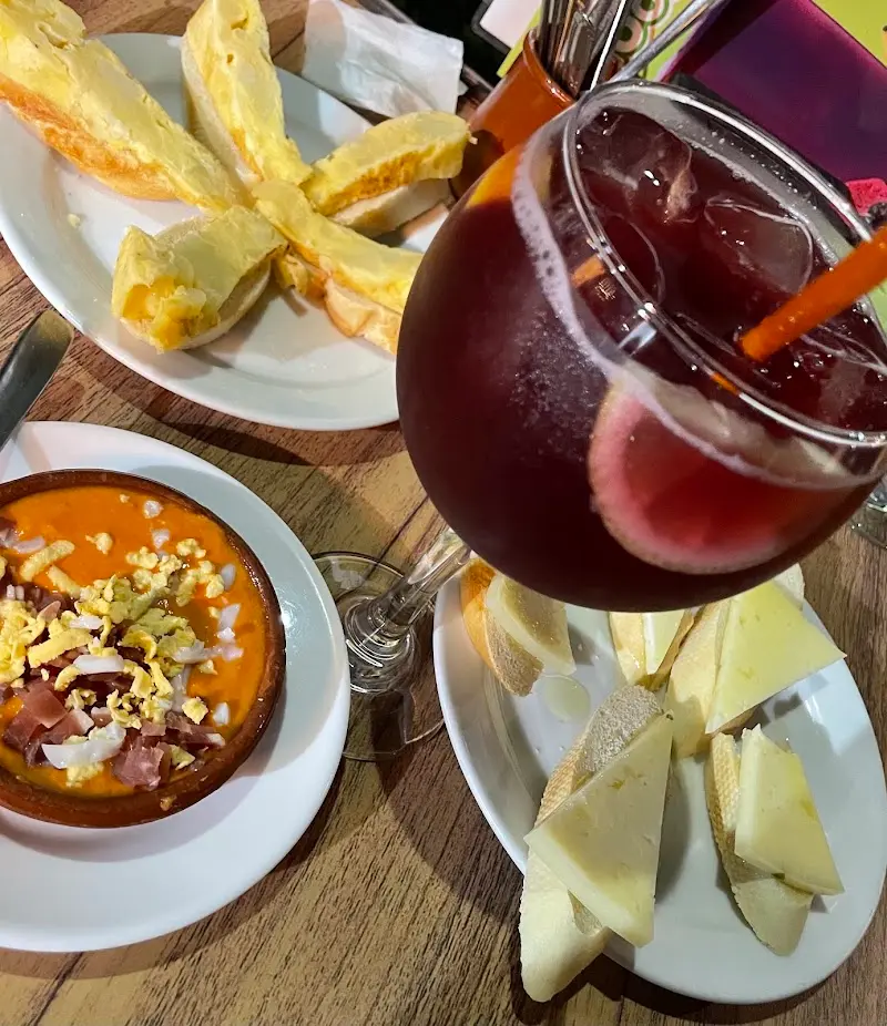 Salmorejo con huevo y jamón, tortilla de patatas, queso en cuñas y una copa de tinto de verano