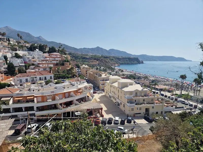 Vista desde lo alto de la playa de Burriana y la costa con las sierras al fondo