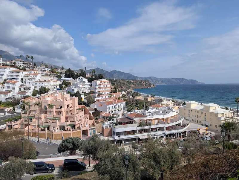 Vista de Burriana desde lo alto, con urbanizaciones blancas, el mar y los acantilados al fondo
