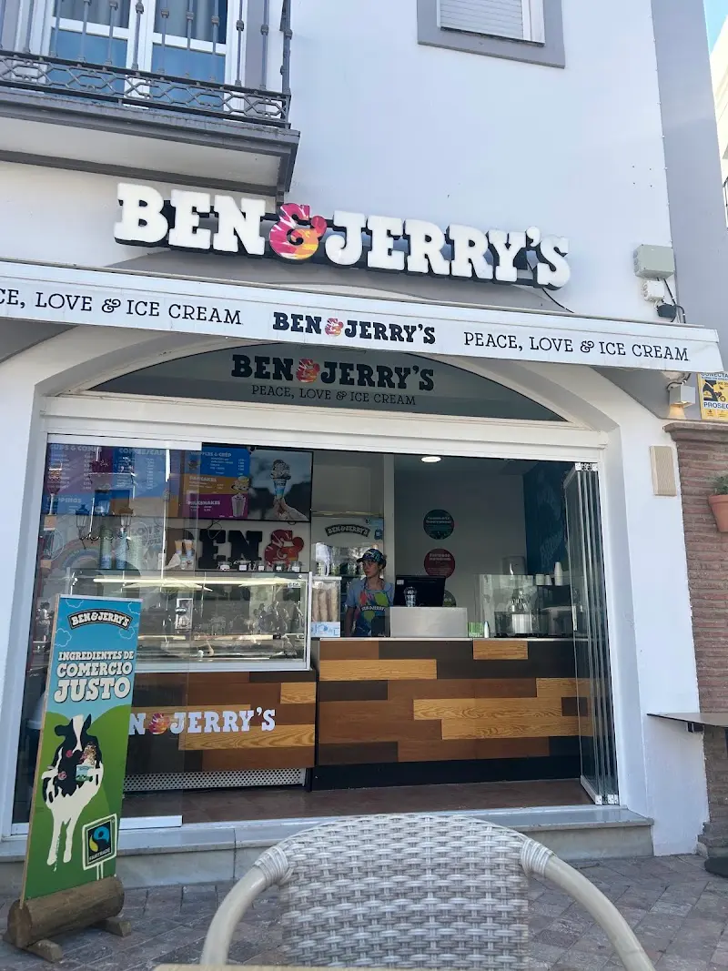 Fachada con el rótulo «Peace, love & ice cream» y el mostrador abierto a la calle