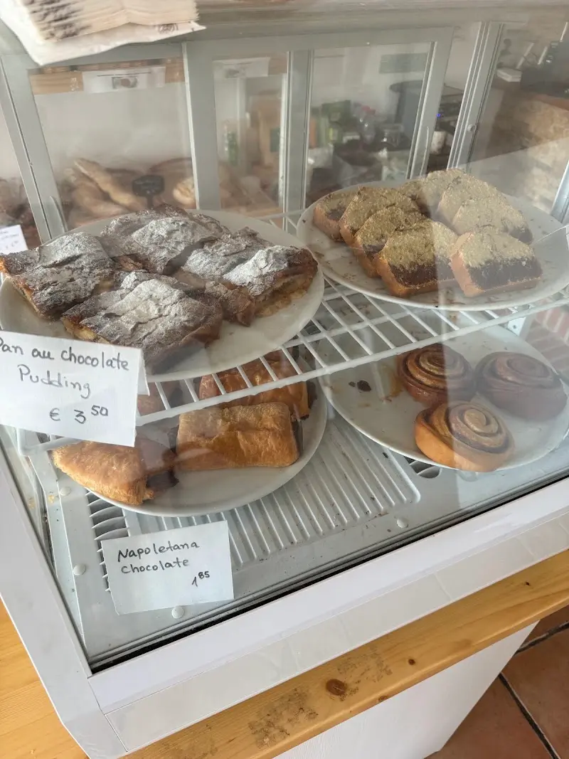Vitrina con pudin de pan au chocolat a 3,50 €, napolitanas de chocolate y rollos de canela