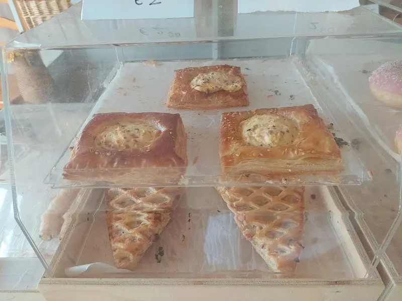 Hojaldres salados y empanadas de hojaldre trenzado en una vitrina de Boris Grill & Bakery