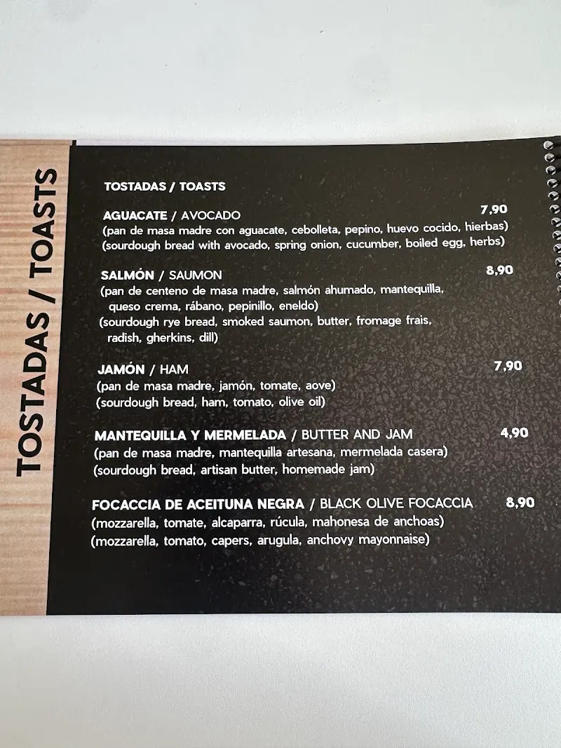 Carta de tostadas con precios: aguacate 7,90 €, salmón 8,90 €, jamón 7,90 €