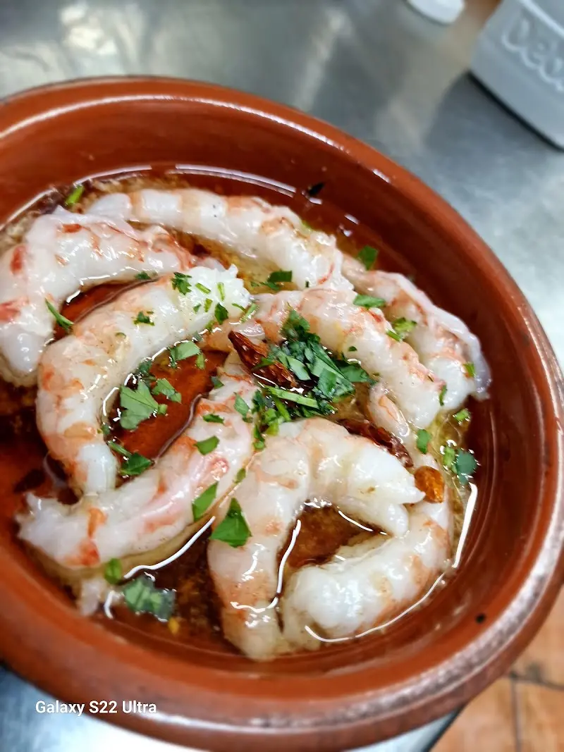 Gambas al ajillo con guindilla y perejil en cazuela de barro