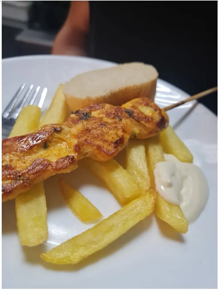 Brocheta de pollo a la plancha con patatas fritas, pan y mayonesa
