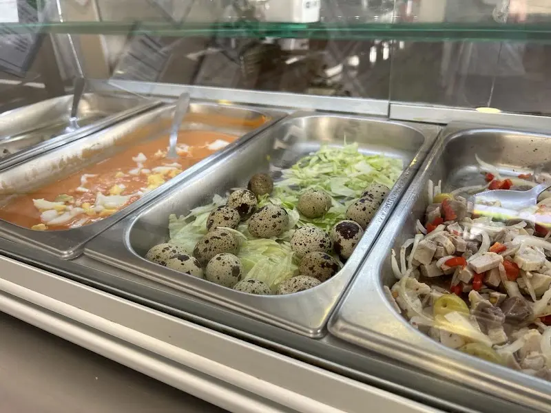 Vitrina de tapas con huevos de codorniz, ensaladilla y salpicón en bandejas