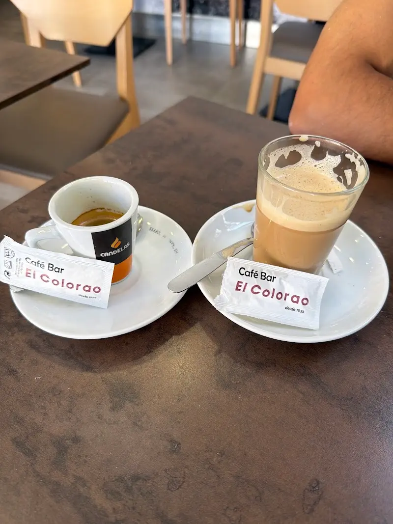 Café solo y café con leche en vaso con sobres de azúcar del Café Bar El Colorao