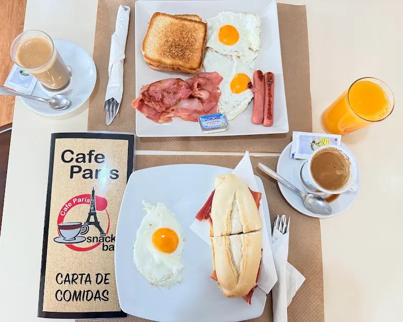 Desayunos con huevos fritos, beicon, salchichas, tostadas, bocadillo, café y zumo de naranja