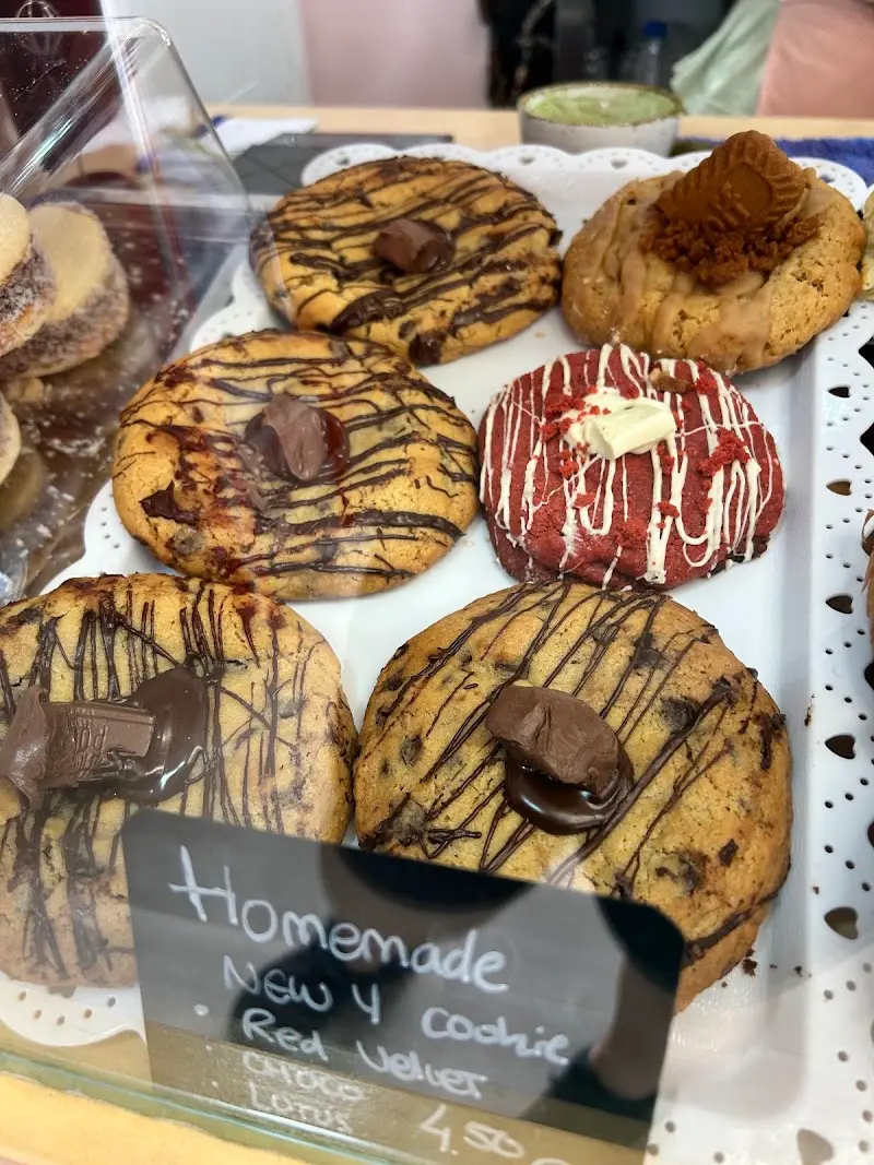 Galletas caseras estilo Nueva York con chocolate y red velvet, a 4,50 € según la pizarra