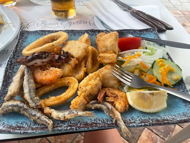 Fritura de pescado con boquerones, calamares, gambas y ensalada