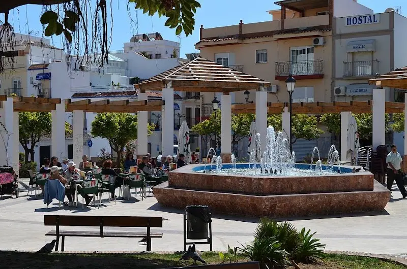 Plaza Cantarero con su fuente, pérgolas de madera y mesas de terraza ocupadas