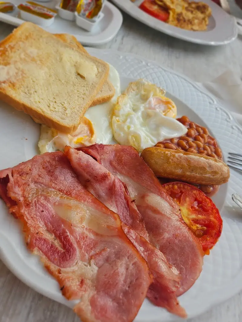 Desayuno inglés con beicon, huevos fritos, salchicha, alubias, tomate y tostadas en La Ermita