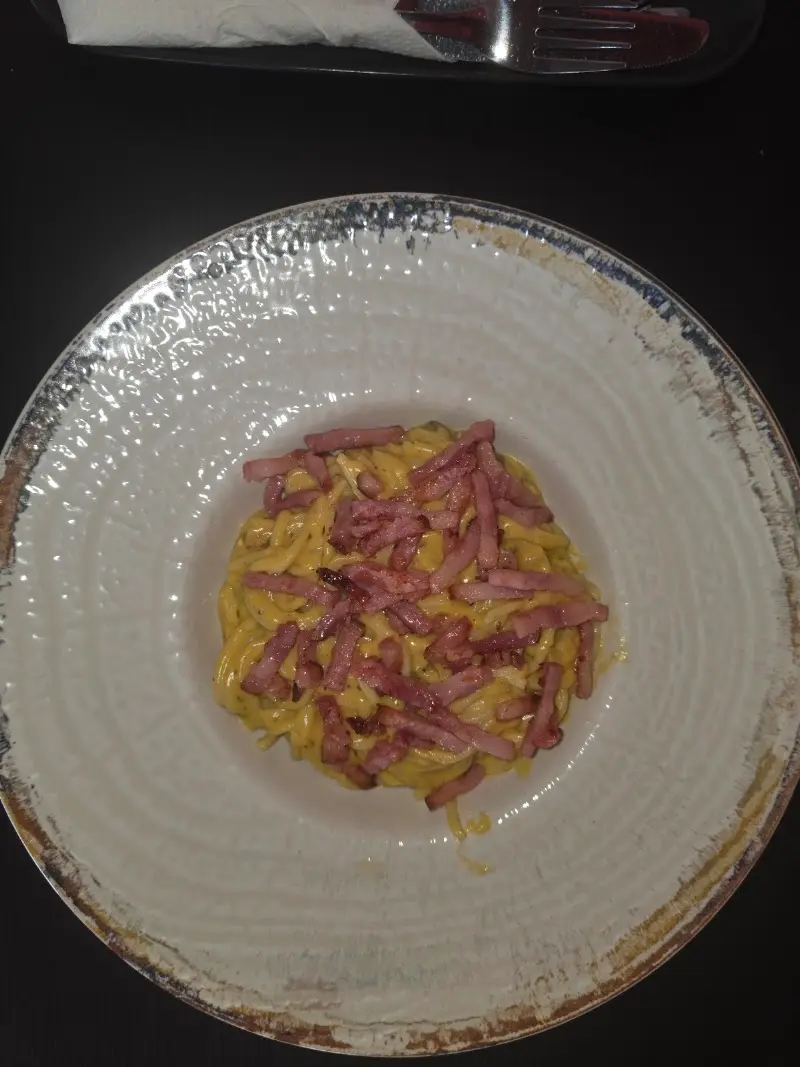 Plato de espaguetis a la carbonara con tiras de bacon