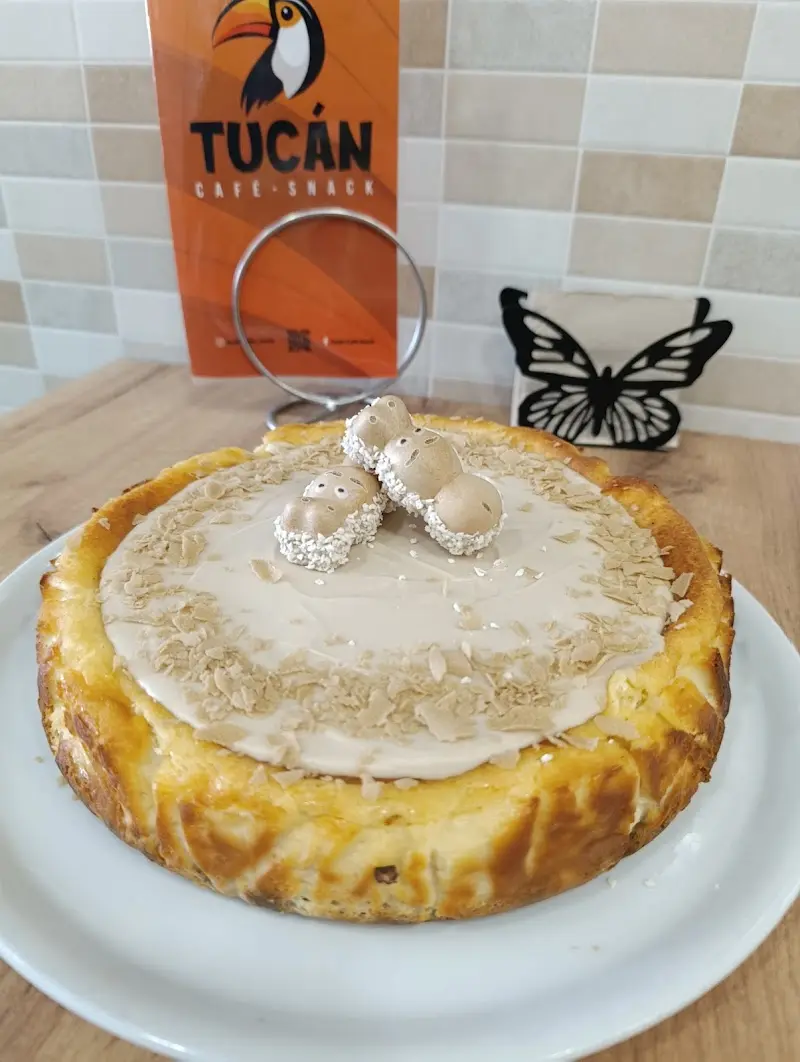 Tarta de queso casera con cobertura de chocolate blanco y bombones