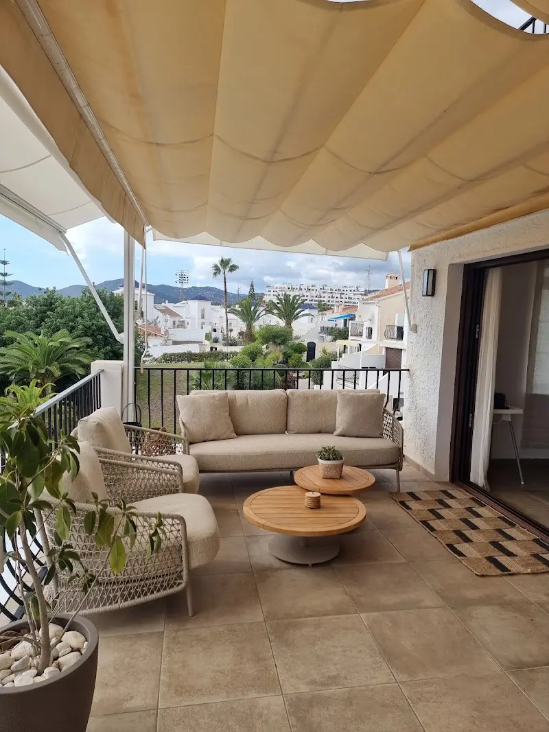 Terraza cubierta con toldo, sofá y sillones de exterior y vistas a las sierras