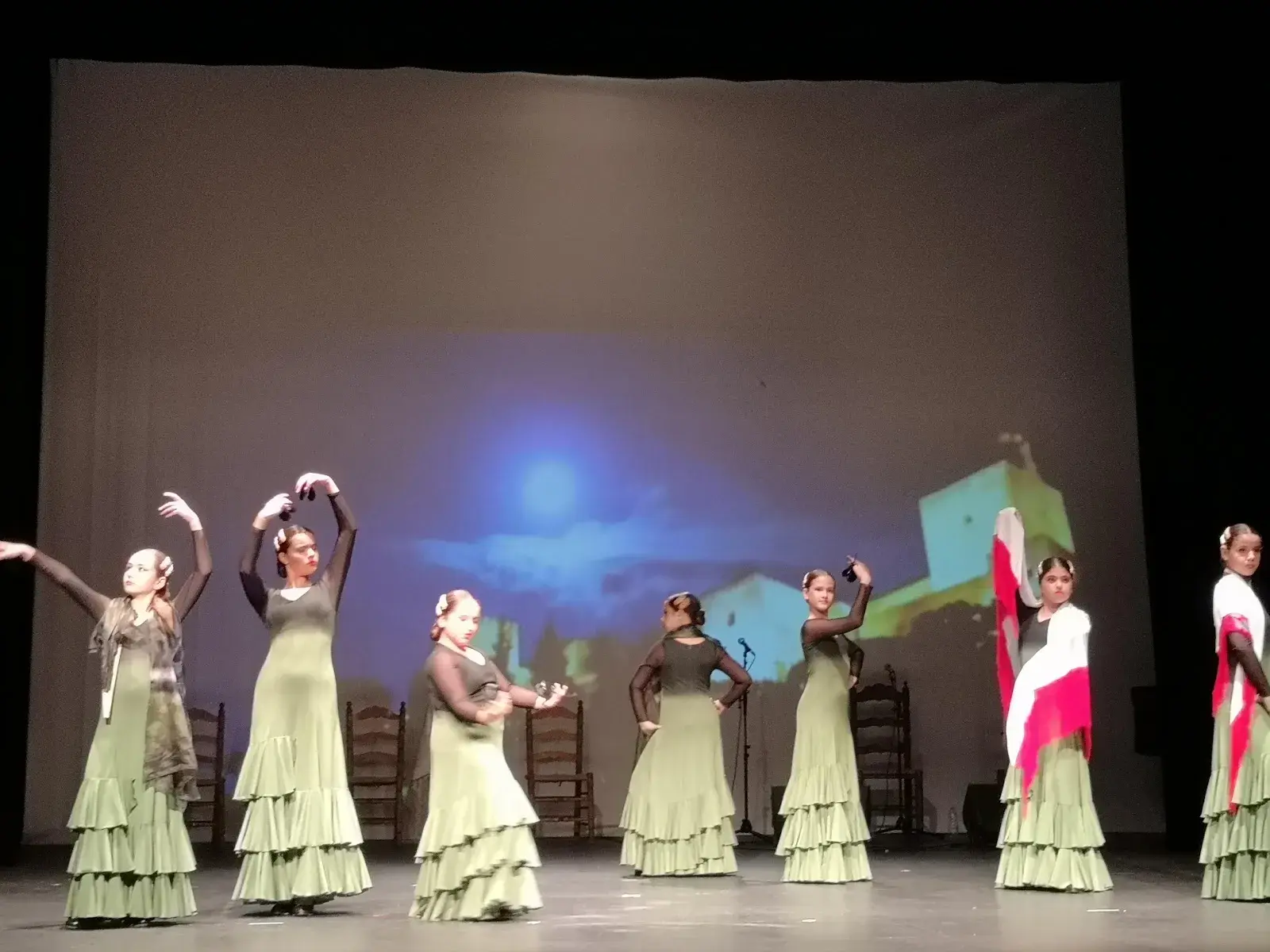 Bailaoras de flamenco con trajes verdes en el escenario del Centro Cultural