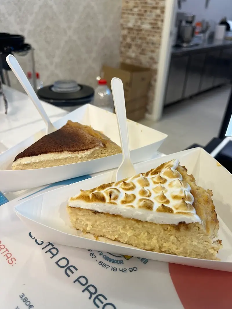 Porciones de tarta de queso de tiramisú y de limón con merengue tostado para llevar