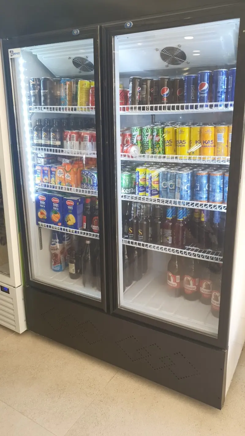 Nevera con refrescos, zumos y cervezas en el interior del local